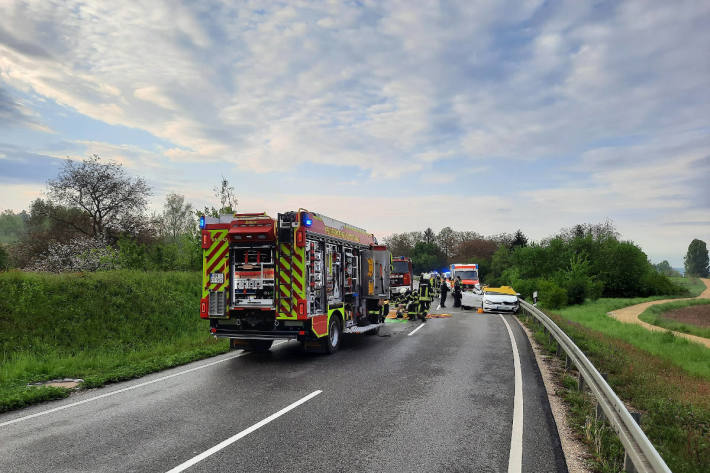 Person nach Unfall im Fahrzeug eingeschlossen