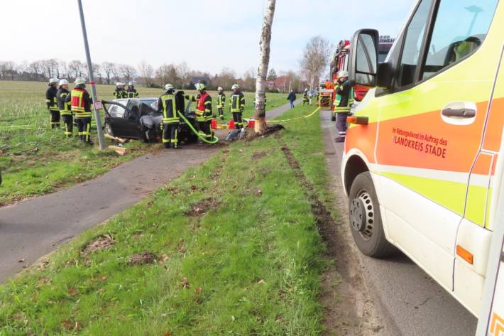 Der 27-jährige Lenker wurde in seinem Pkw eingeklemmt.