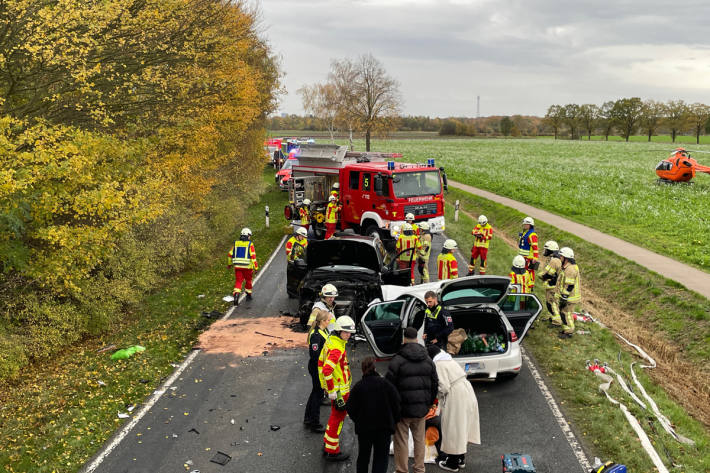 Zwei Personen wurden bei dem Unfall eingeschlossen.