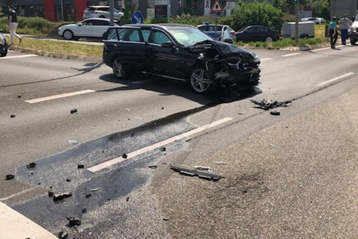 Eine 26 Jahre alte Verkehrsteilnehmerin missachtete in Landau das Rotlicht der Ampelanlage und kollidierte mit einem 76 Jahre alten Mann im Kreuzungsbereich