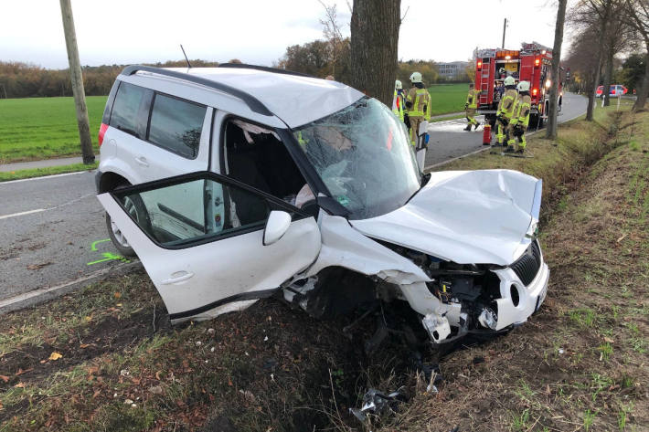 Verkehrsunfall mit drei schwer verletzten Personen in Rödinghausen