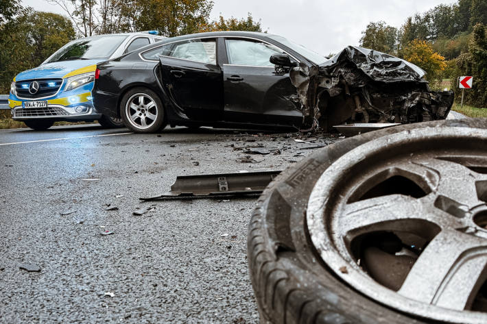Beide Fahrzeuge kollidierten frontal.
