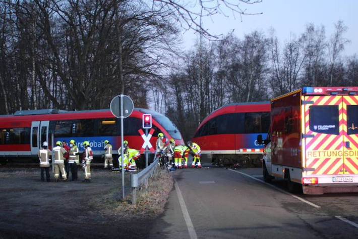 Zusammenstoß mit der Euregiobahn – Radfahrer lebensgefährlich verletzt