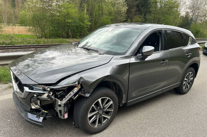 Das Auto musste nach dem Aufprall abgeschleppt werden.