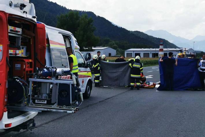 Der Motorradlenker erlitt schwere Verletzungen und wurde nach der Erstversorgung vom Rettungshubschrauber in das Klinikum Klagenfurt geflogen