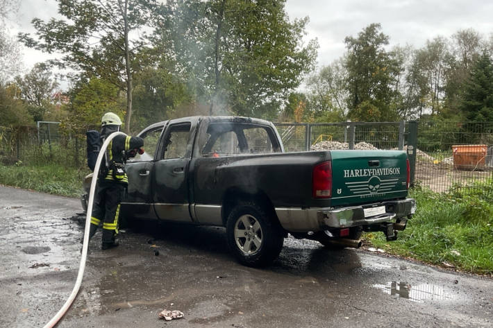 Der Pickup brannte vollständig aus.