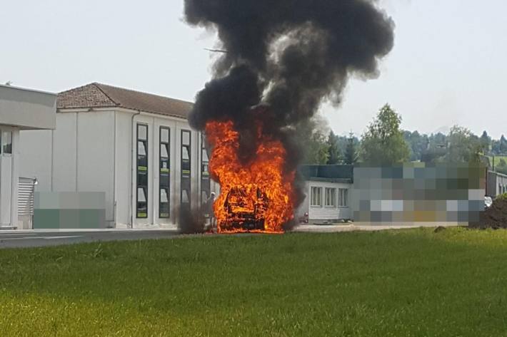 In Arbon ist ein Auto in Flammen aufgegangen.