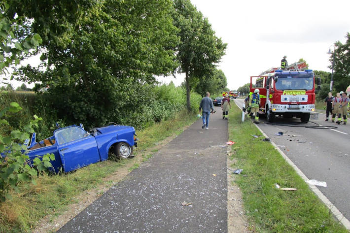 Zwei schwer verletzte Personen nach Unfall mit Trabant bei Schöningen