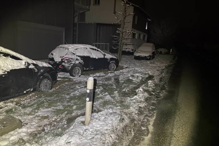 In Döttingen ist ein Auto nach einem Unfall davongefahren.