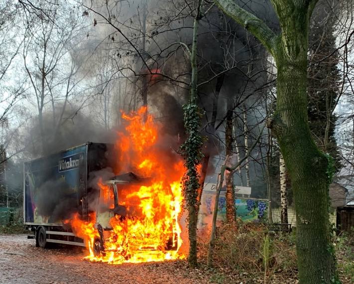 LKW in Flammen aufgegangen