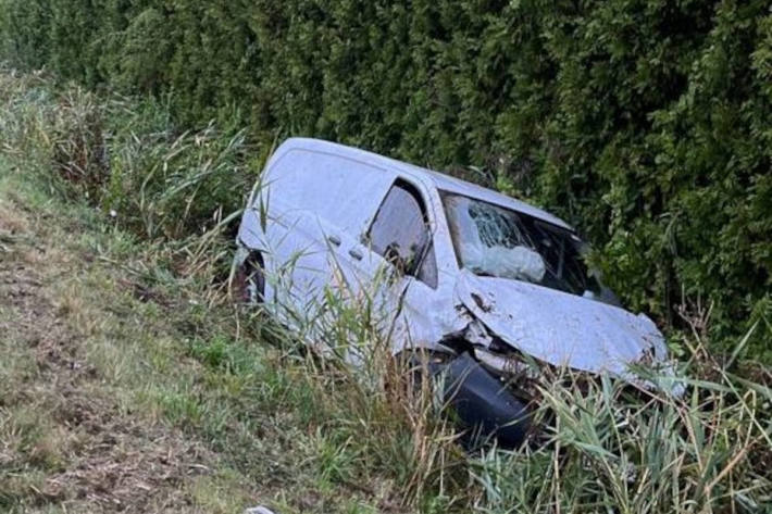 22-jähriger Transporterfahrer kommt von der Straße ab und überschlägt sich