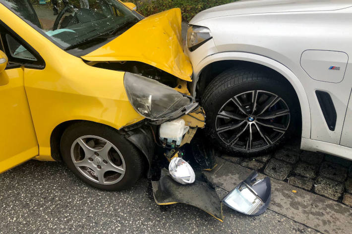  Bei Unfallfahrt auf Wurster Straße hohen Schaden verursacht