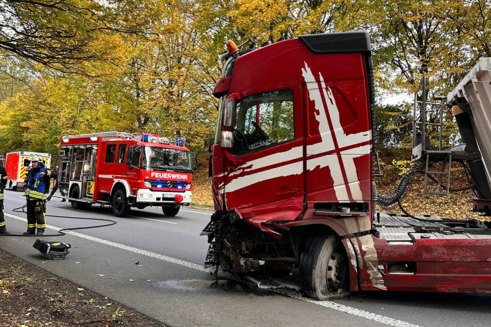 Der Fahrer des LKW blieb unverletzt.