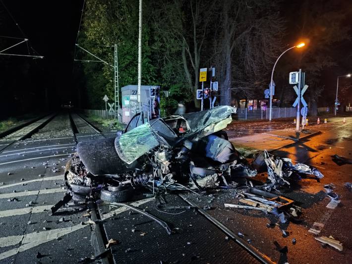 Schwerer Verkehrsunfall an Bahnübergang