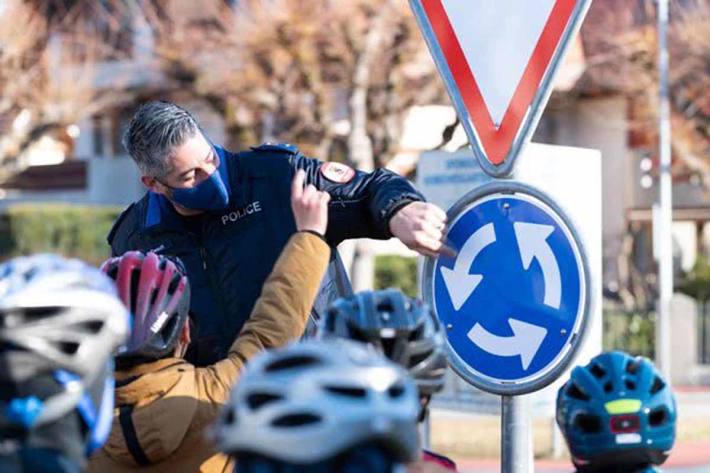 Auf den theoretischen Teil in der Klasse folgt die Praxis im Verkehrsgarten, ein wichtiger Schritt in der Vorbereitung auf die Veloprüfung