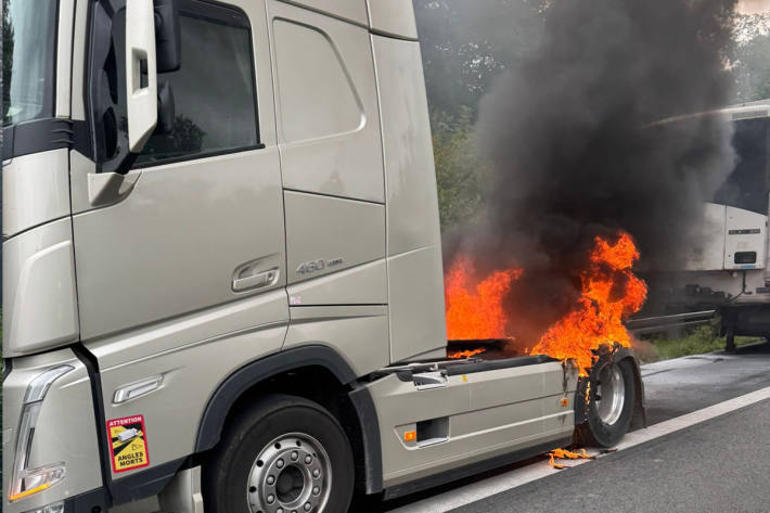 Der hintere Teil der Zugmaschine stand in Brand.