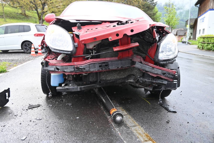 Bei Selbstunfall in Pfosten gefahren in Mauren