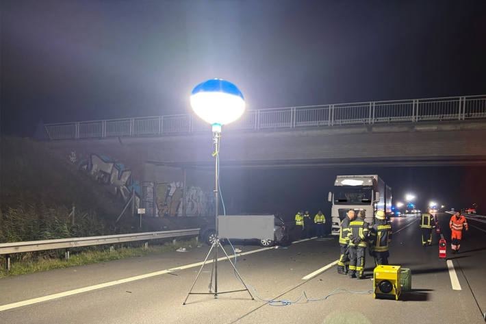 Die Feuerwehr Rotenburg leuchtet die Unfallstelle aus.