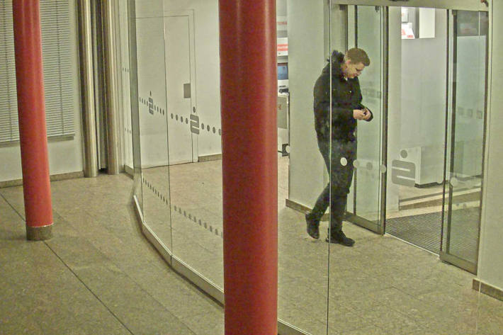 Polizei fahndet mit Fotos nach zwei Tätern