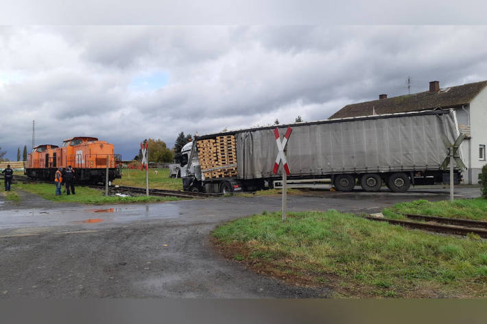 Unfall am Bahnübergang – Zug kollidiert mit LKW