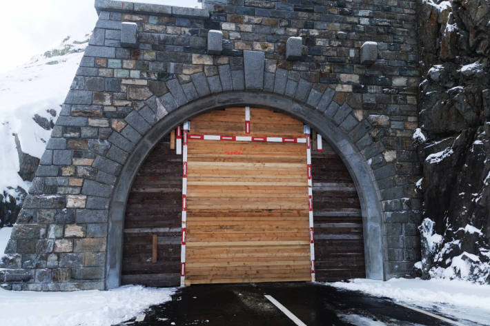 Fest verschlossen und wintersicher gemacht: der Scheiteltunnel auf dem Sustenpass