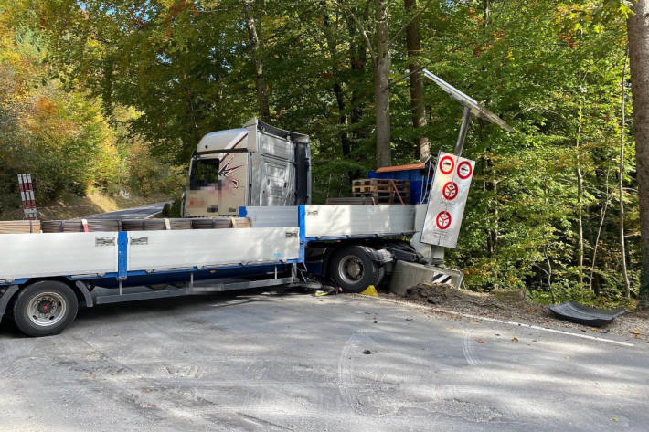 Sattelmotorfahrzeug rollt rückwärts in Motorradlenker und verletzt diesen tödlich