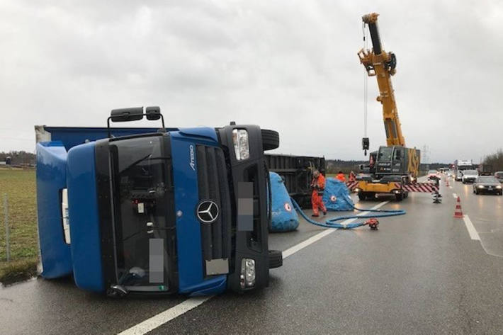 Umgestürzter Lkw auf der A1 bei Niederbipp