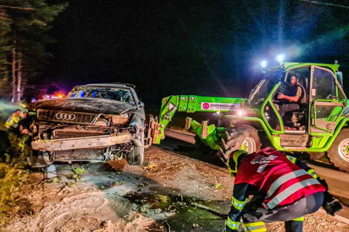 Wegen überhöhter Geschwindigkeit geriet das Fahrzeug ins Schleudern, überschlug sich und prallte gegen eine Böschung