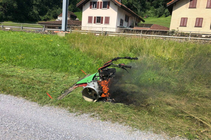 Motormäher in Flammen