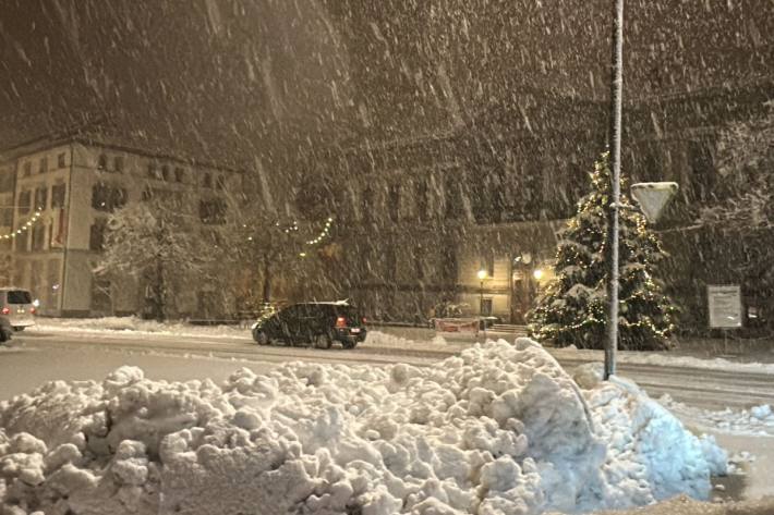 Trottoirs vor dem Grundstück muss man von Schnee und Eis befreien. (Symbolbild)