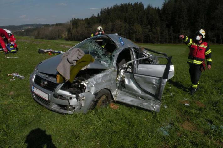 Die beiden Insassen wurden unbestimmten Grades verletzt und in Ihrem Fahrzeug eingeklemmt
