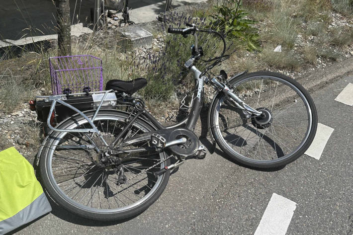 Die E-Bikerin musste nach dem Unfall ins Spital gebracht werden.