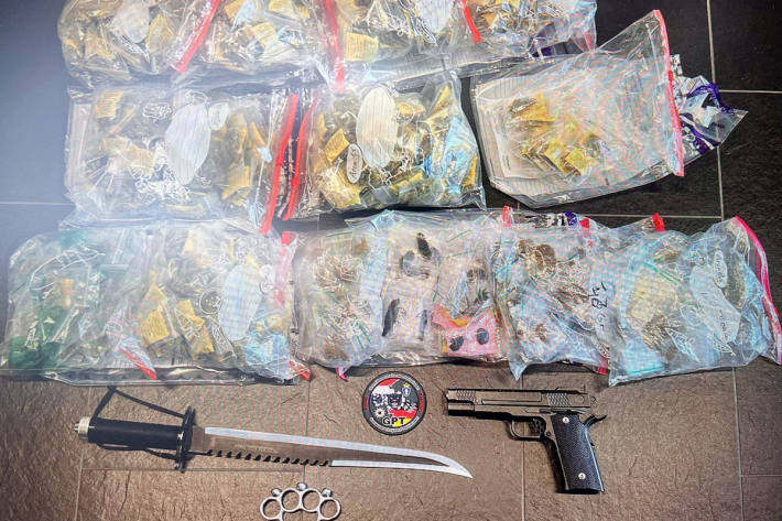 Die Polizei stellte eine große Mengen von Drogen und einige Waffen sicher.