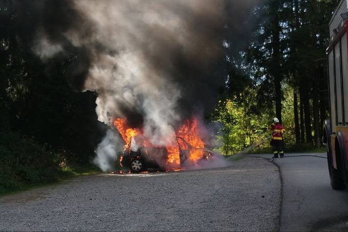 Der Renault wurde ein Raub der Flammen.