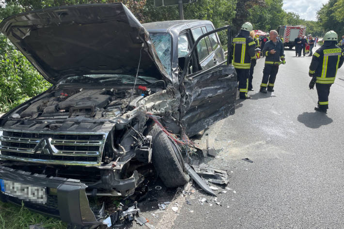 12 Verletzte nach schwerer Kollision mit Feuerwehrfahrzeug