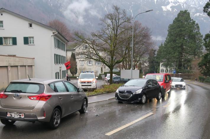 Beim Verkehrsunfall in Glarus ist gestern ein Auto auf die Gegenfahrbahn geraten.