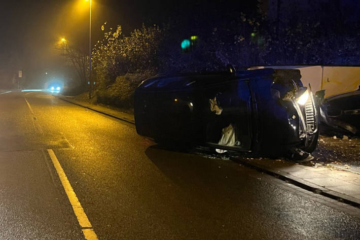 Der Mercedes kippte durch die Kollision um.