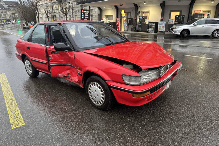 Das Auto der 68-jährigen Lenkerin musste nach dem Unfall abgeschleppt werden.