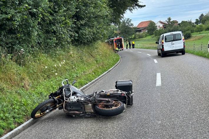 Beim Unfall wurde die Motorradfahrerin schwer verletzt