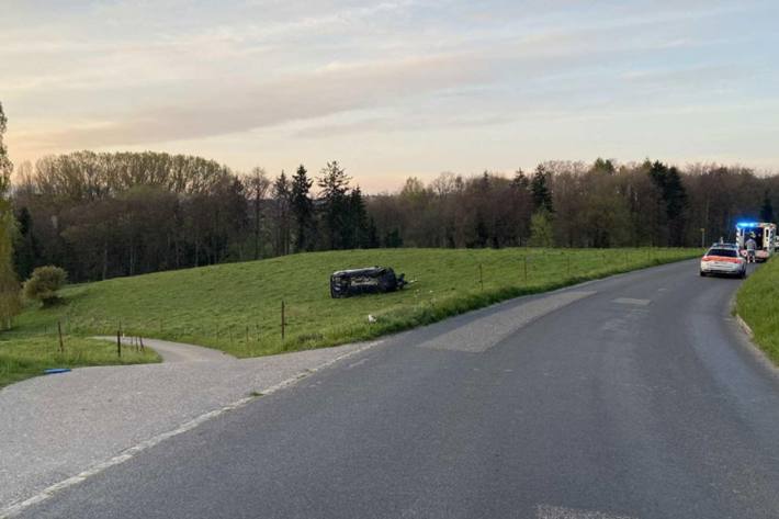 Eine Autofahrerin hat einen Selbstunfall in Montagny FR gebaut.