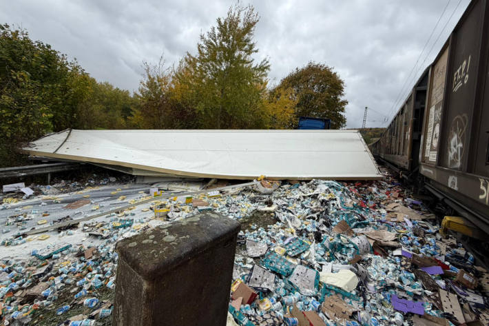 Der Lkw- und der Güterzugfahrer wurden leicht verletzt.