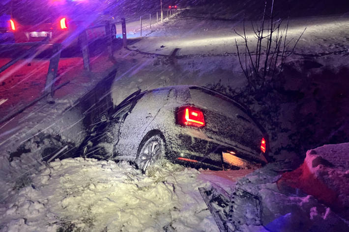 Bei diesem Unfall landete ein Auto in einem Bachbett.