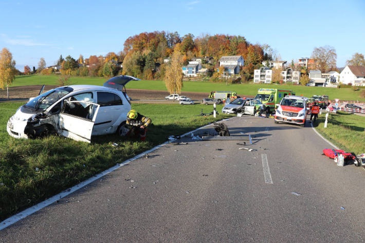 Zwei Verletzte bei Verkehrsunfall in Wetzikon