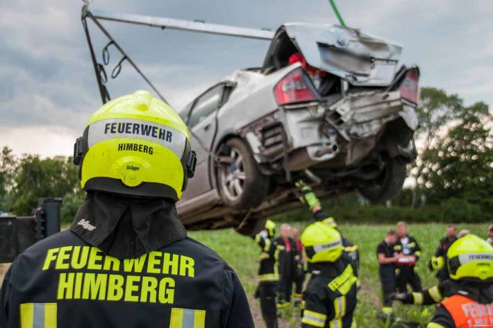  Der verunfallte PKW wurde auf die Ladefläche gehoben und im Anschluss auf einer von der Polizei bezeichneten Stelle gesichert abgestellt