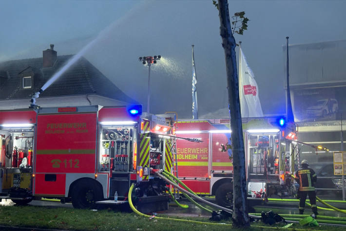 Die Feuerwehr öffnet schrittweise das Dach um Glutnester zu finden.