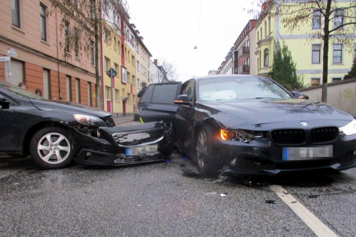 Frontal in die Seite eines Autos gefahren