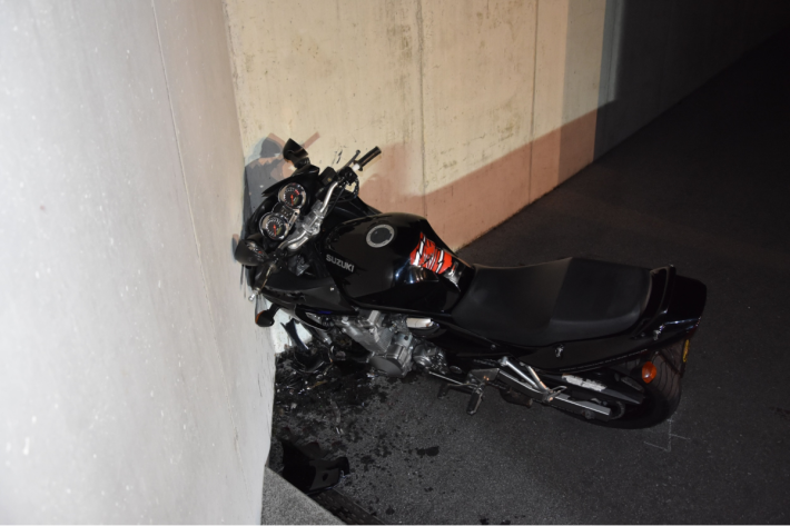 Am Montagabend verunfallte ein Motorradfahrer in Freiburg ohne Helm.
