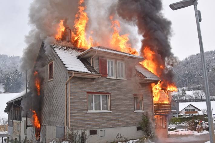 Das Haus in Itaslen TG wurde durch den Brand zerstört und ist unbewohnbar. Die beiden Bewohner suchten selbständig einen Arzt auf