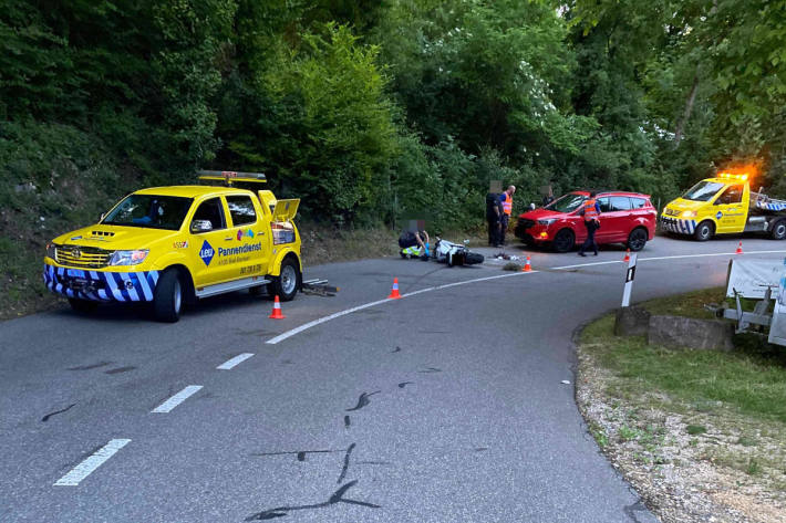 Motorradlenker kollidiert mit entgegenkommendem Auto