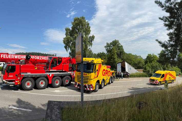 Mehrere zusätzliche Kranfahrzeuge wurden angefordert.